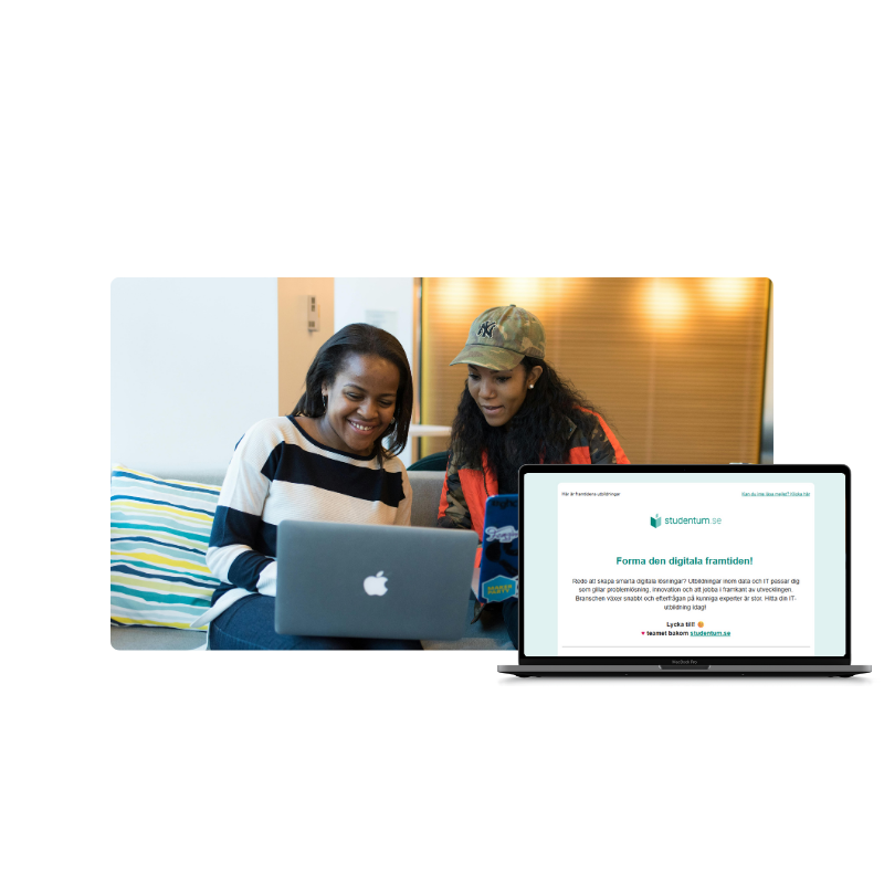 studieguide på laptop med två kvinnor som tittar på en dator